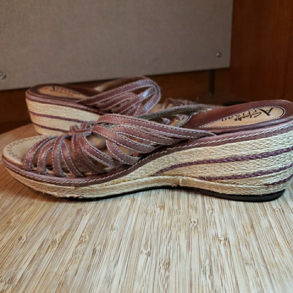 Vintage CLARKS ARTISAN Woman's Size 8M Brown Leather Espadrille Wedge Sandals - Picture 10 of 13